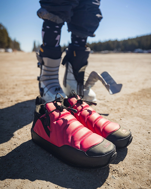 Line-bootie-1.0-red-set-paa-sand