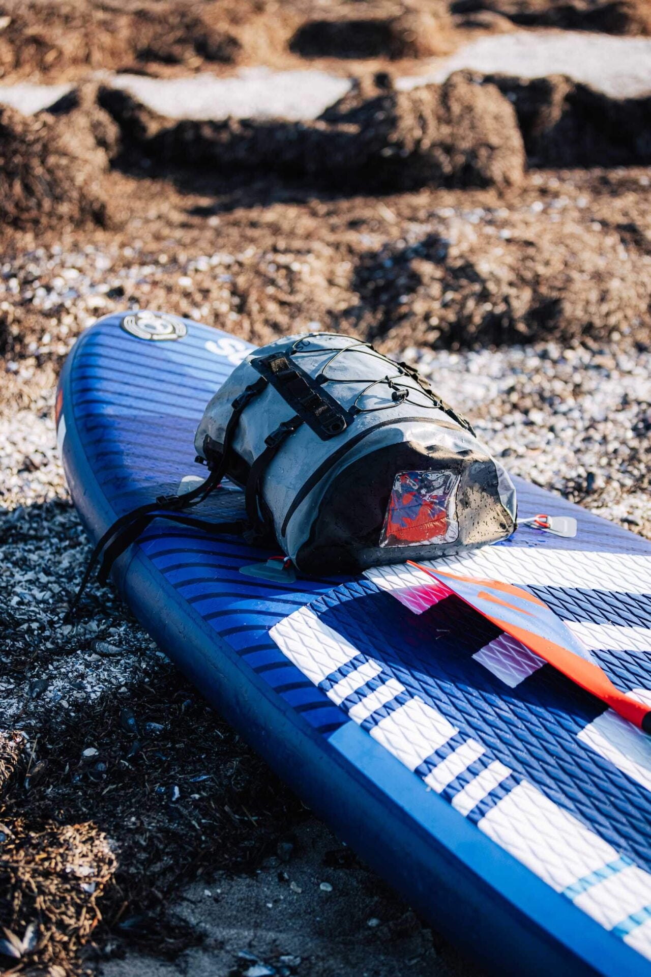 surfmore-deckbag-paddle-paa-strand-sup-board
