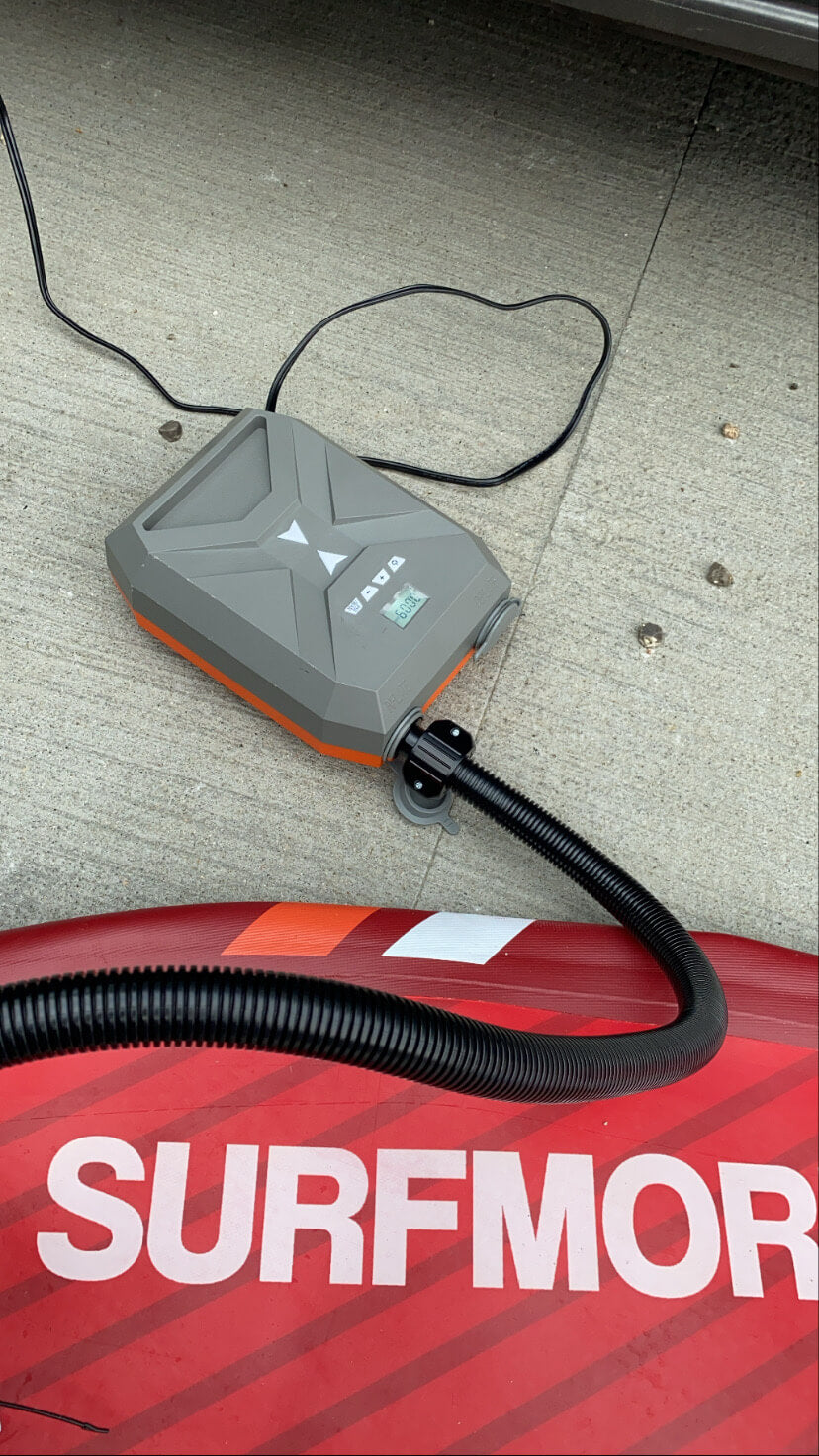 surfmore-elektrisk-pumpe-til-sup-med-roedt-sup-board