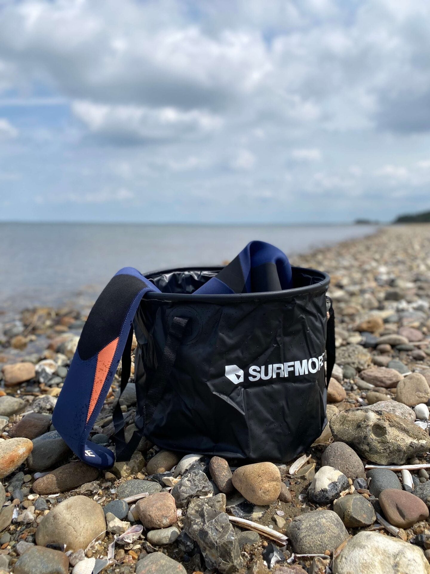 surfmore-wetsuit-bucket-paa-sten