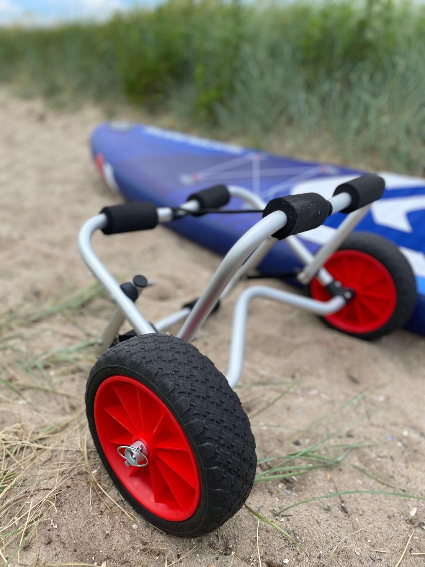 surfmore-kajakvogn-paddleboard-vogn-paa-sand-01