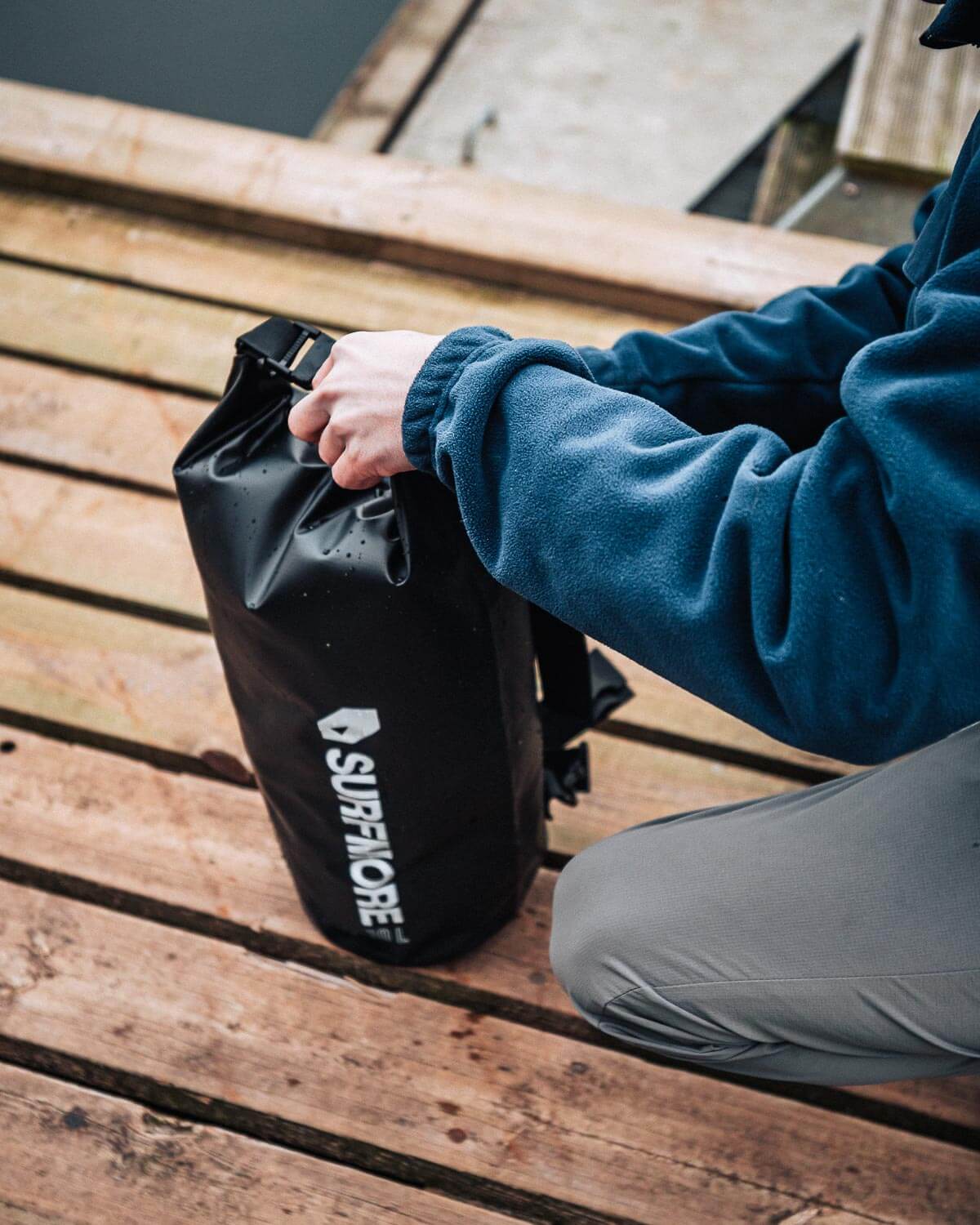 surfmore-drybag-10l-ved-vandet-02