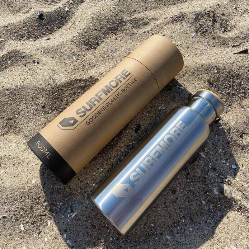 surfmore-termoflaske-paa-sand