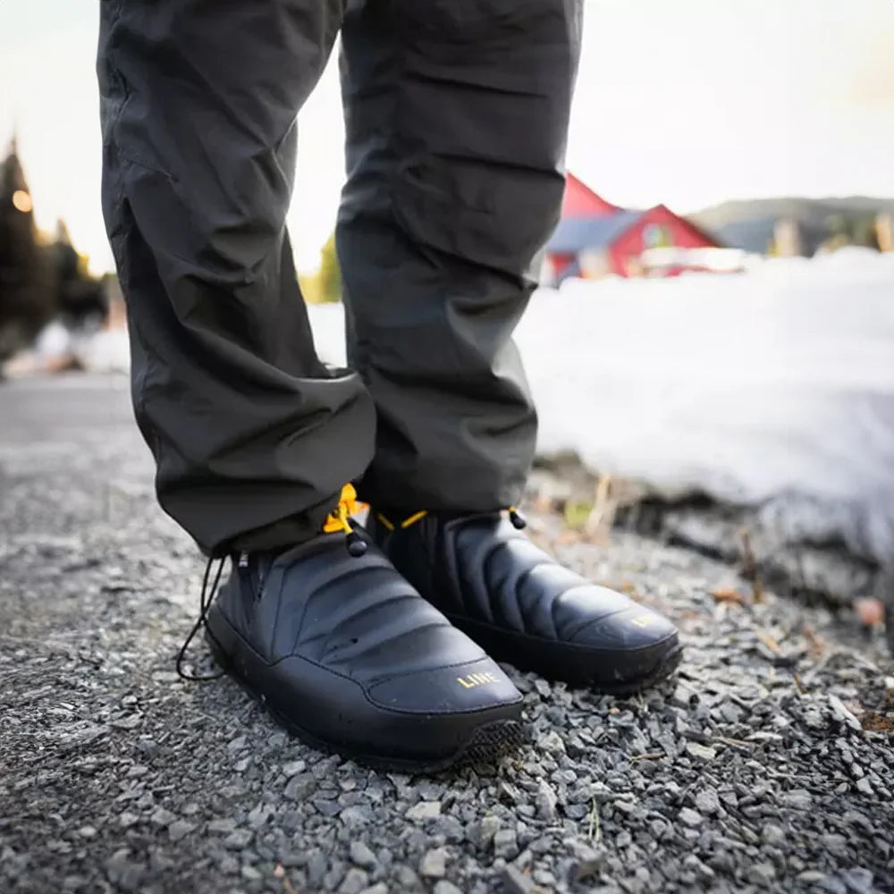 Line-bootie-1.0-Black-person-der-staar-paa-sten