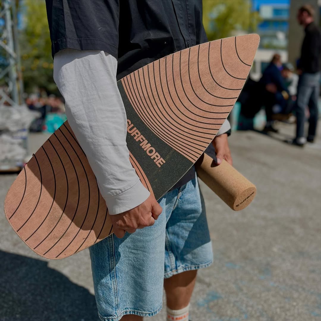 Sergi Nicholas med SURFMORE Balanceboard Pro i park
