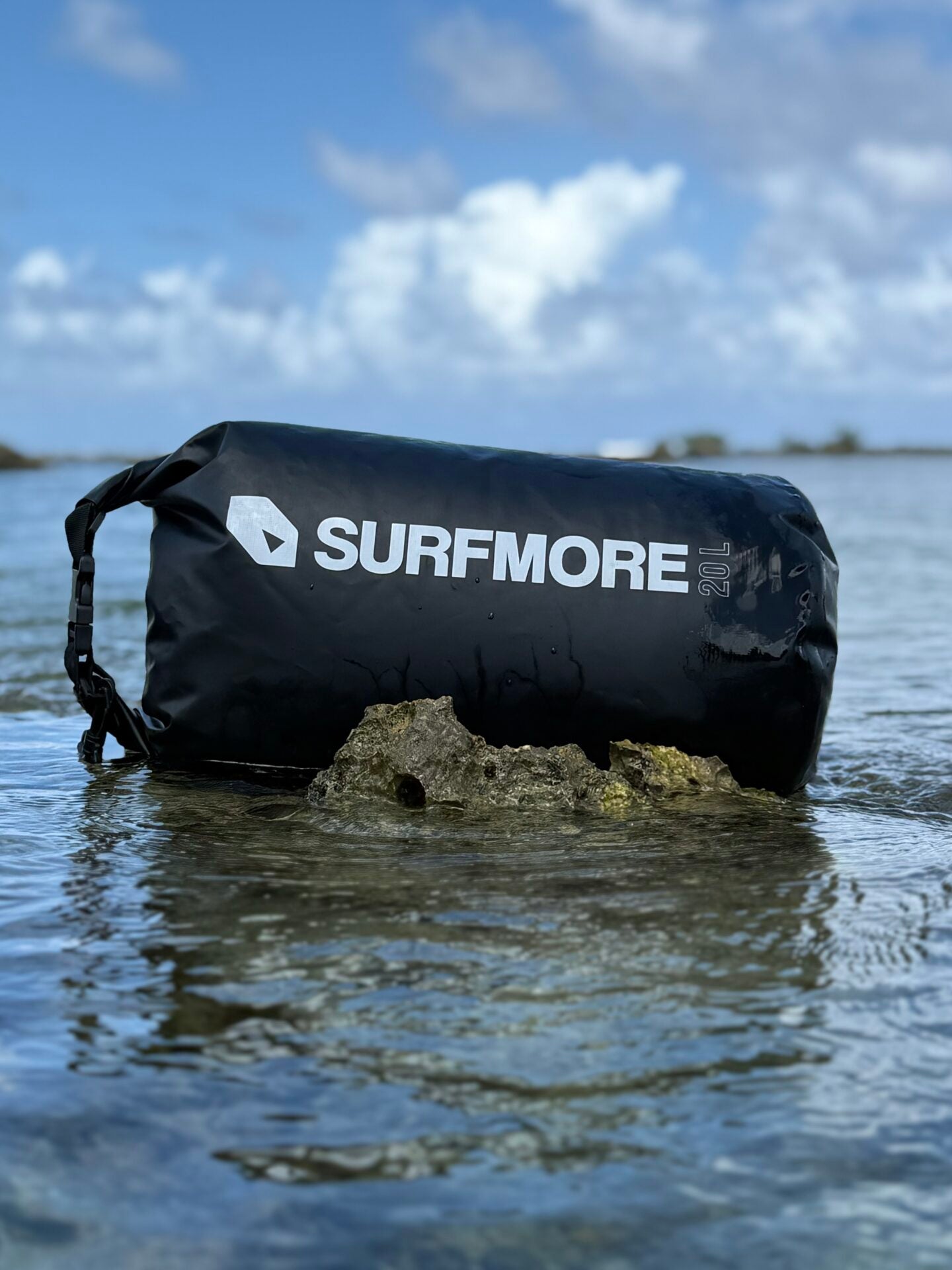surfmore-drybag-20l-paa-sten-og-vand-01