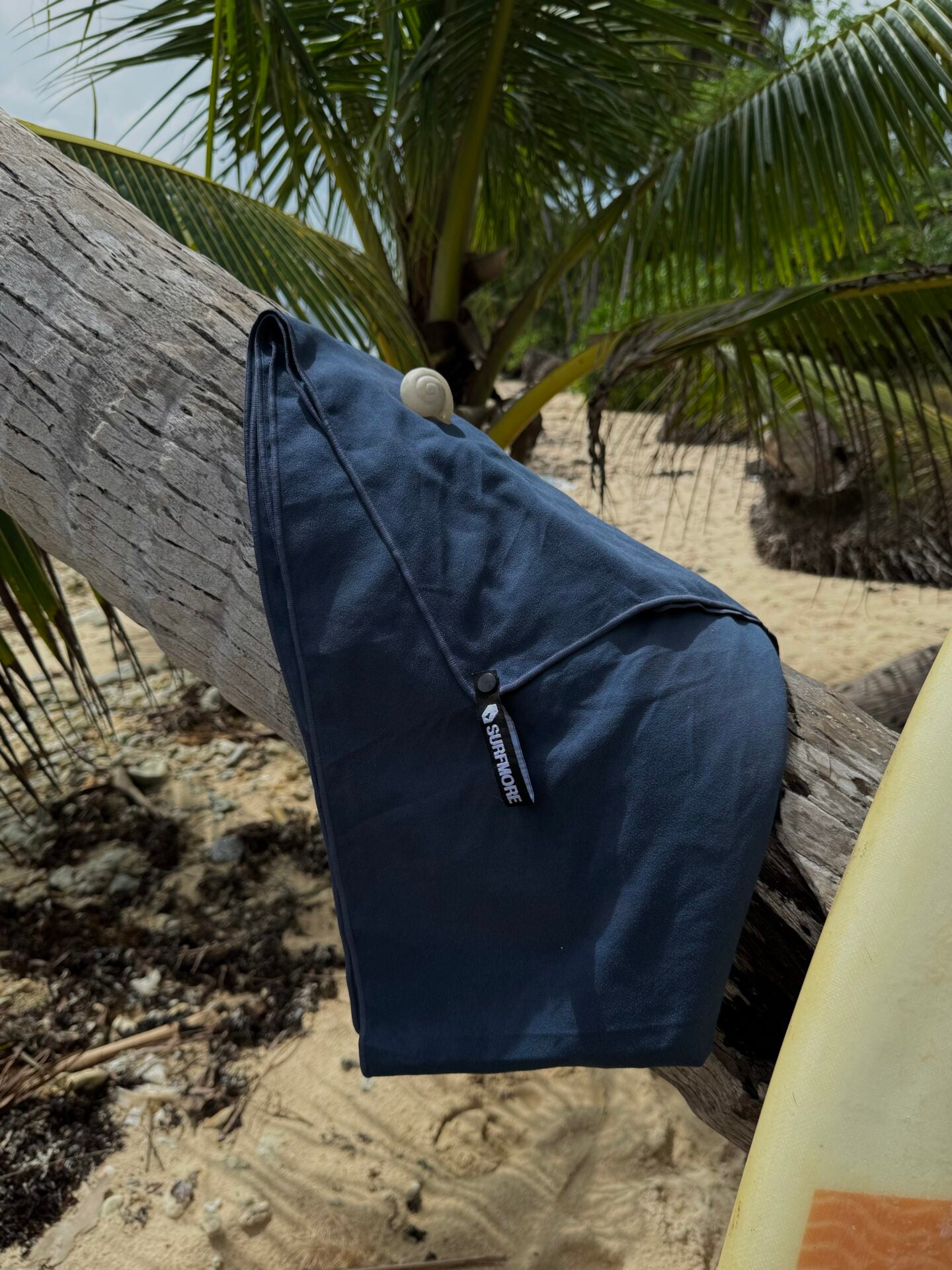 surfmore-microfiber-haandklaede-paa-palme