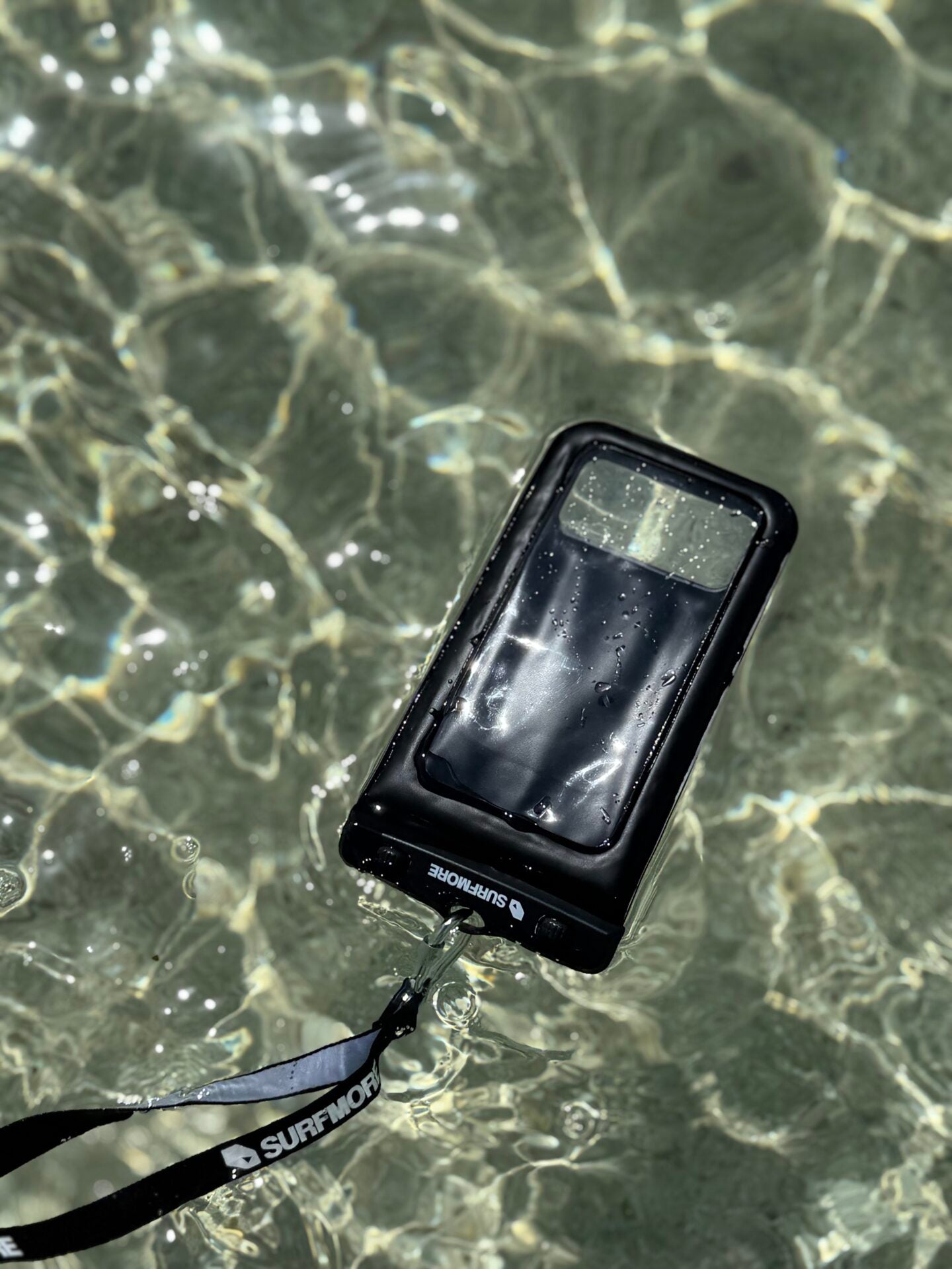 surfmore-vandtaet-mobilcover-i-vand-01