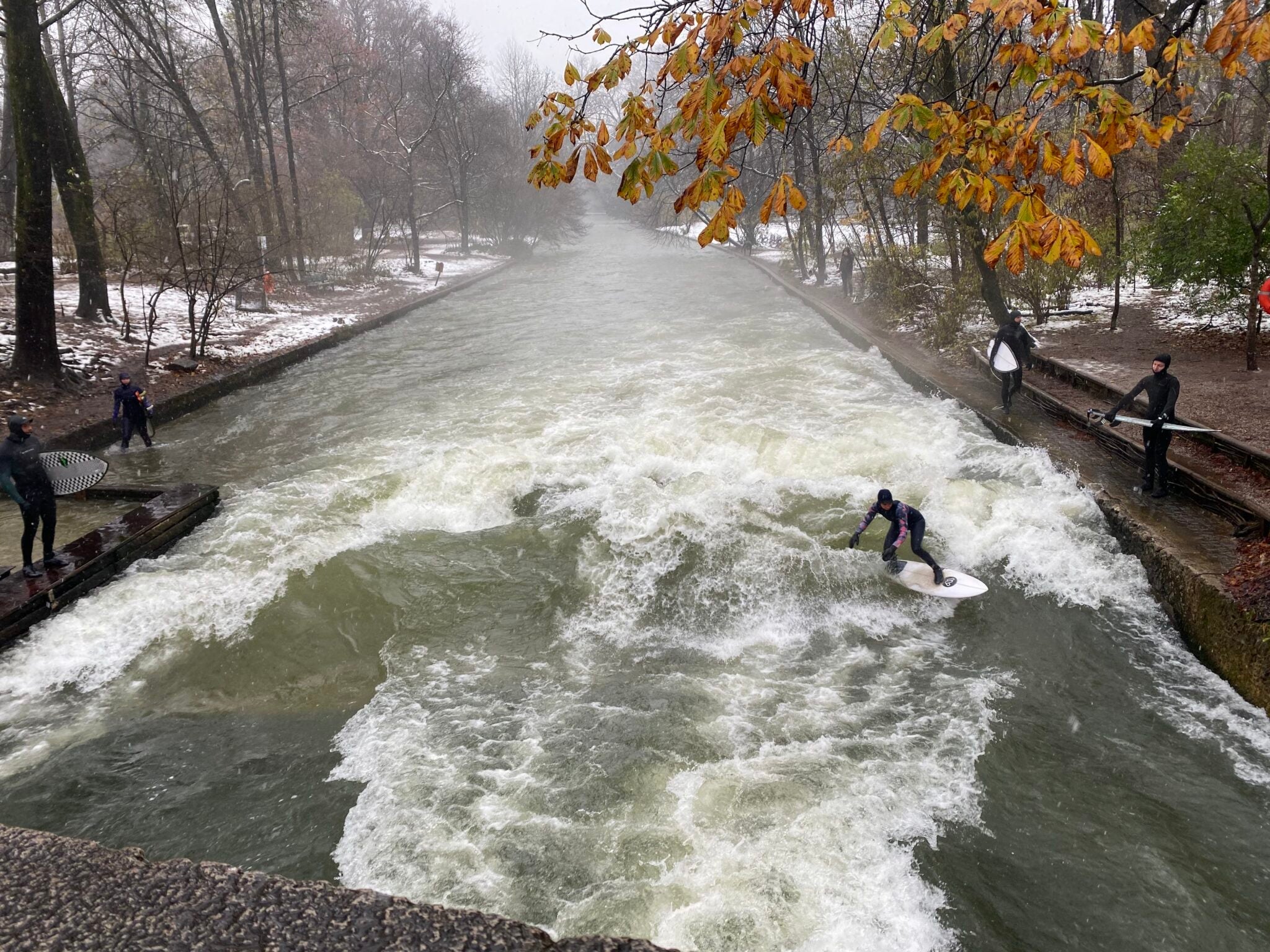 Eisbachwelle - Surfing i München centrum