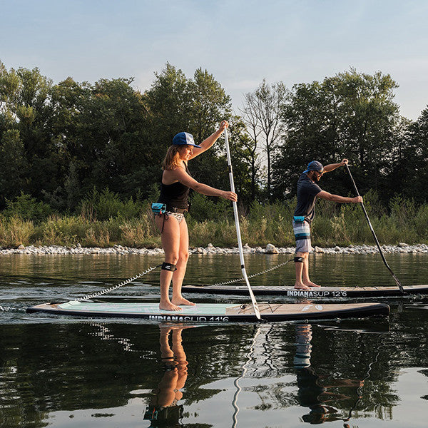 restube-oppustelig-redningsvest-75n-paa-paddleboard