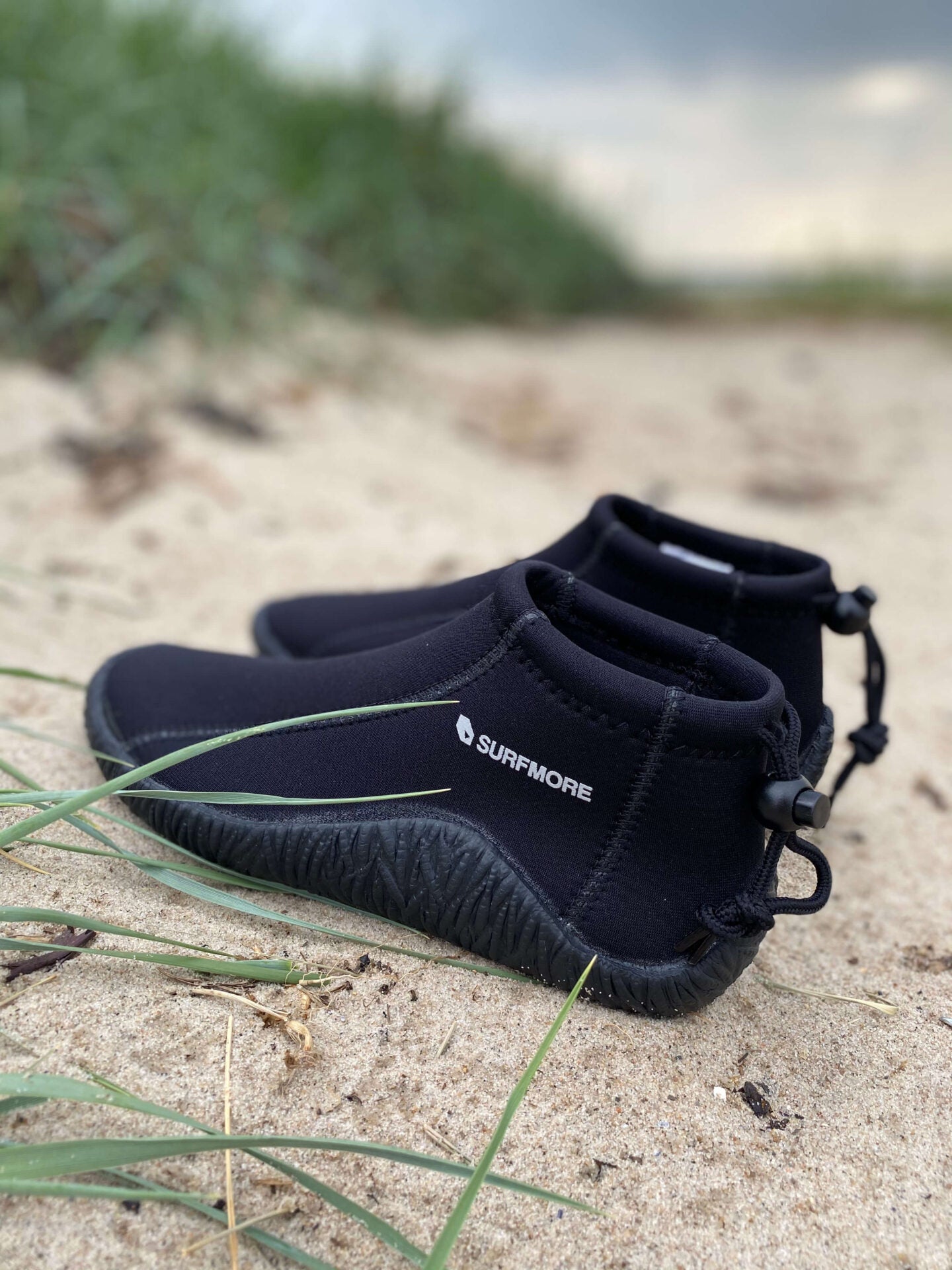 surfmore-neopren-sko-3-mm-paa-sand