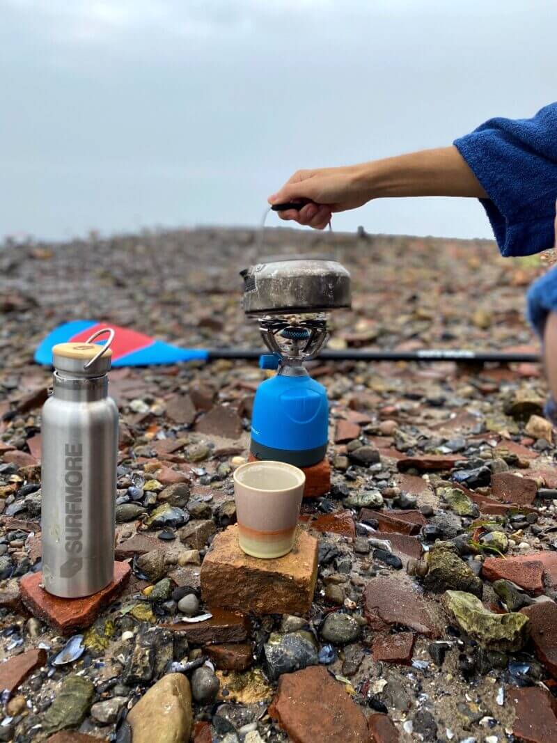 surfmore-termoflaske-paa-strand