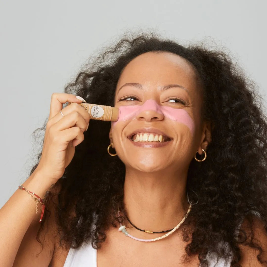 aloha-care-sun-stick-solstift-paa-kvinde-pink