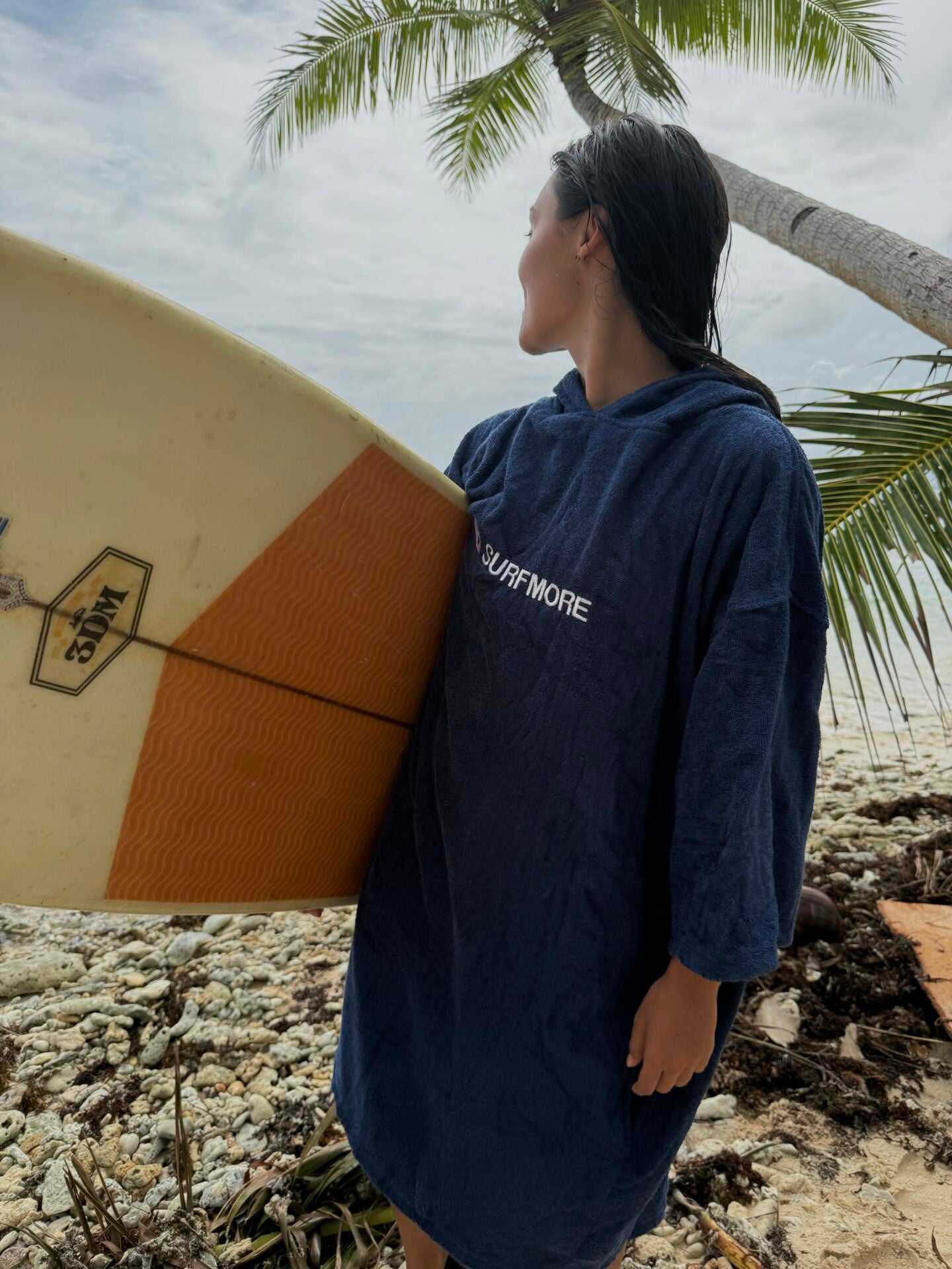 surfmore-badeponcho-navy-og-pige-med-surfboard-01