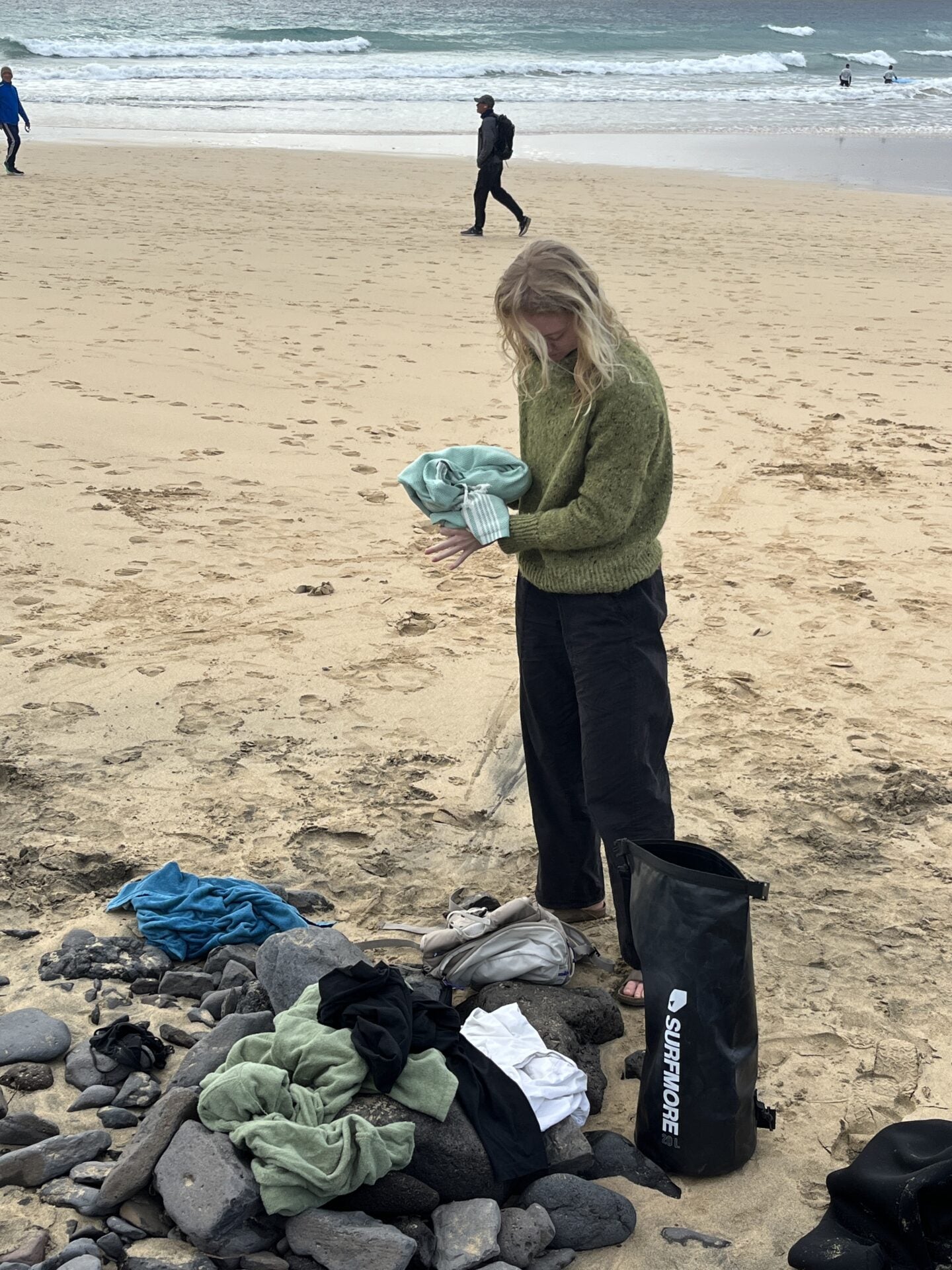 surfmore-drybag-og-pige-marie-paa-strand