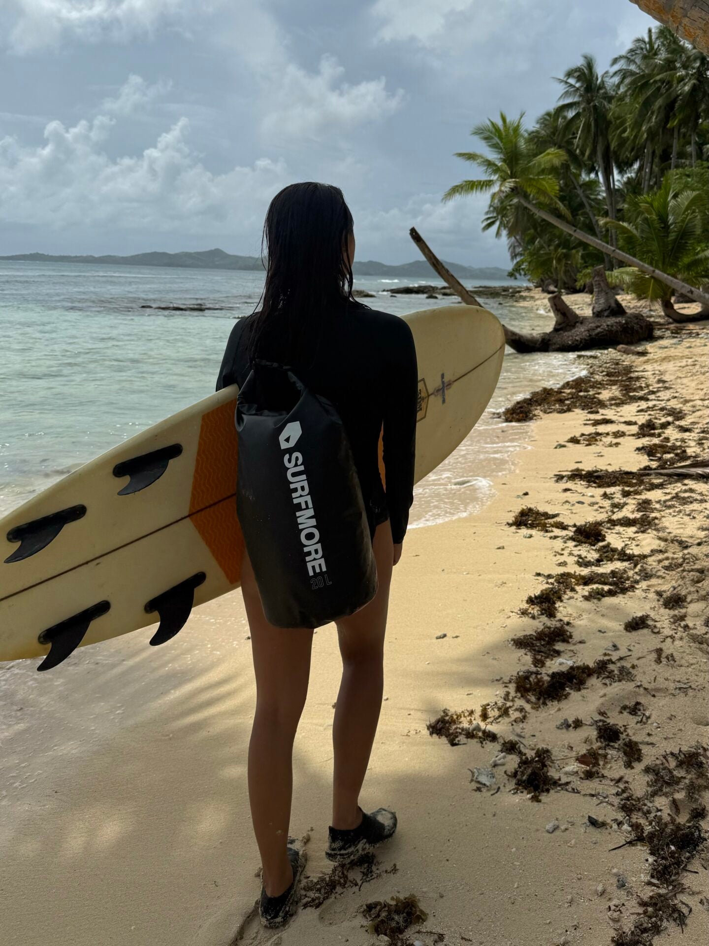 surfmore-drybag-pige-med-surfboard