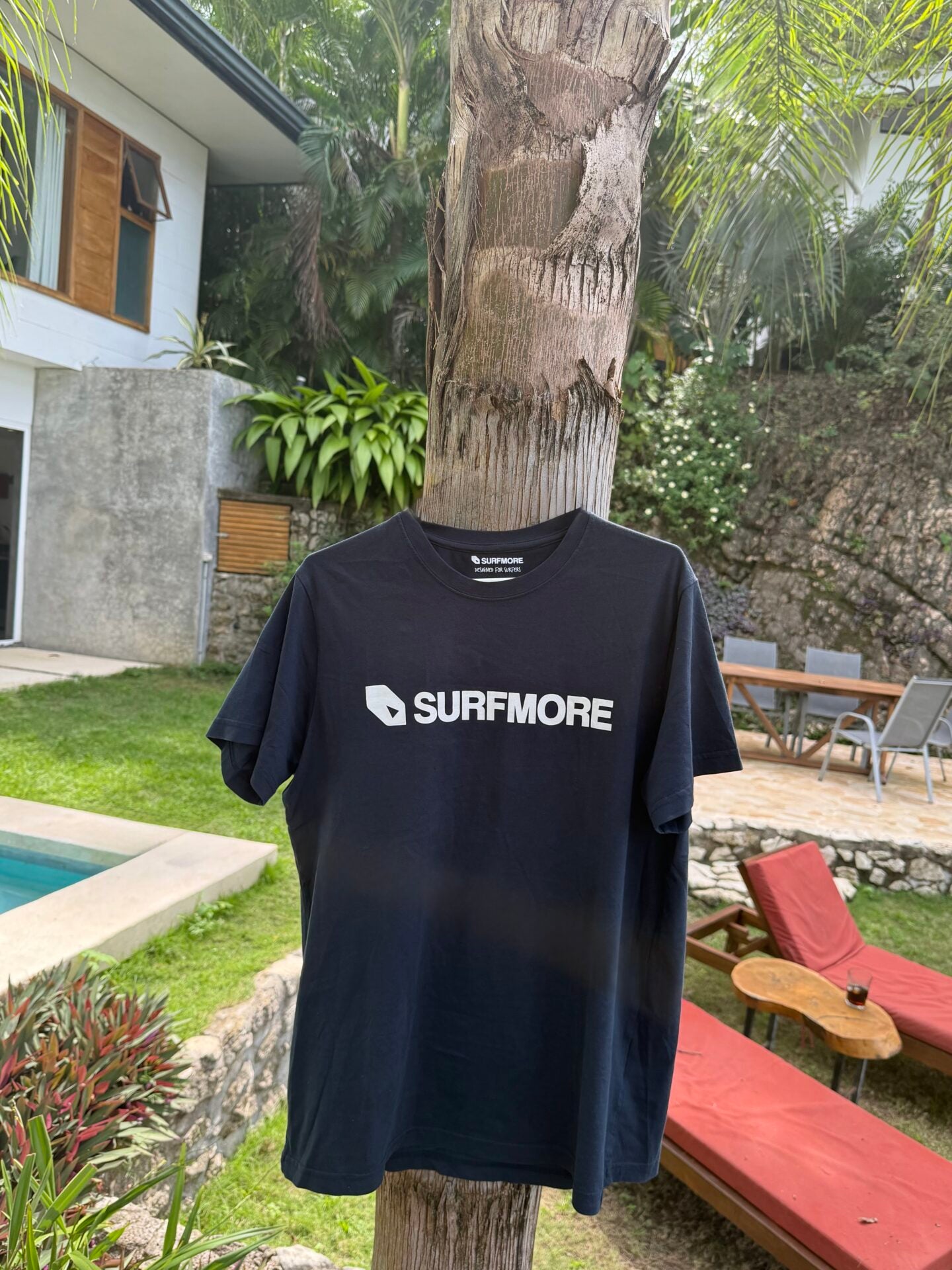 surfmore-logo-tee-navy-haenger-paa-trae
