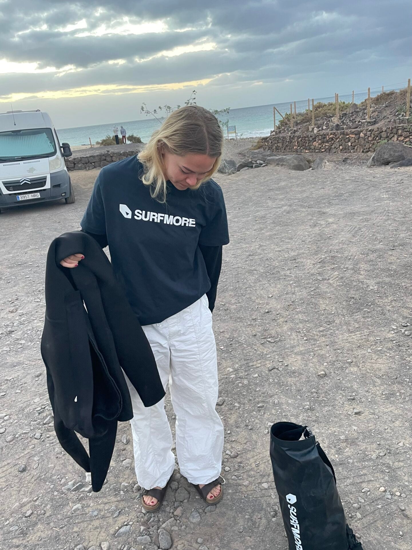 surfmore-logo-tee-og-pige-marie-01