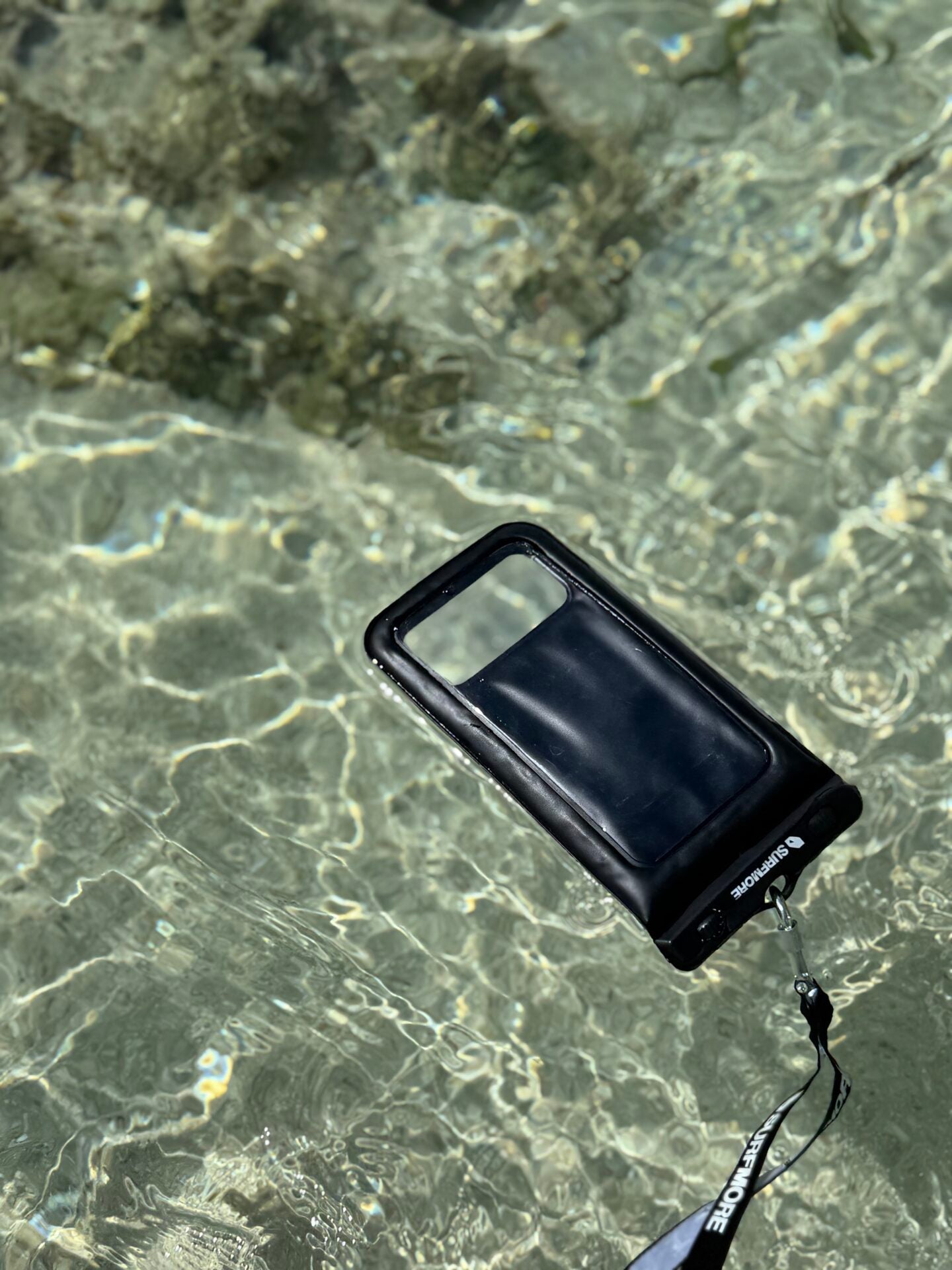 surfmore-vandtaet-mobilcover-i-vand