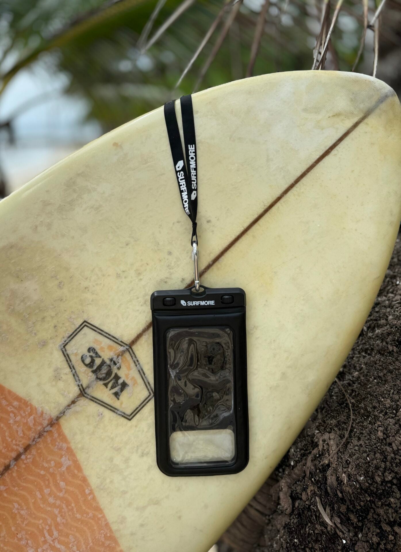 surfmore-vandtaet-mobilholder-og-surfboard-strand